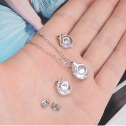 Κολιέ Και Σκουλαρίκια Από Τιτάνιο "Η Βασίλισσα Της Ποιότητας" Με Στρας