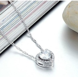 Αξιόπιστη Και Ποιοτική Γυναικεία Καρδιά Με Επιπλατινωμένο Κολιέ Από Τιτάνιο Και Στρας