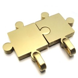 Επιδέξια Σχεδιαστική Λαμπρότητα Χρωμάτων Για Ένα Μενταγιόν Τιτανίου Με Μακρά Ιστορία